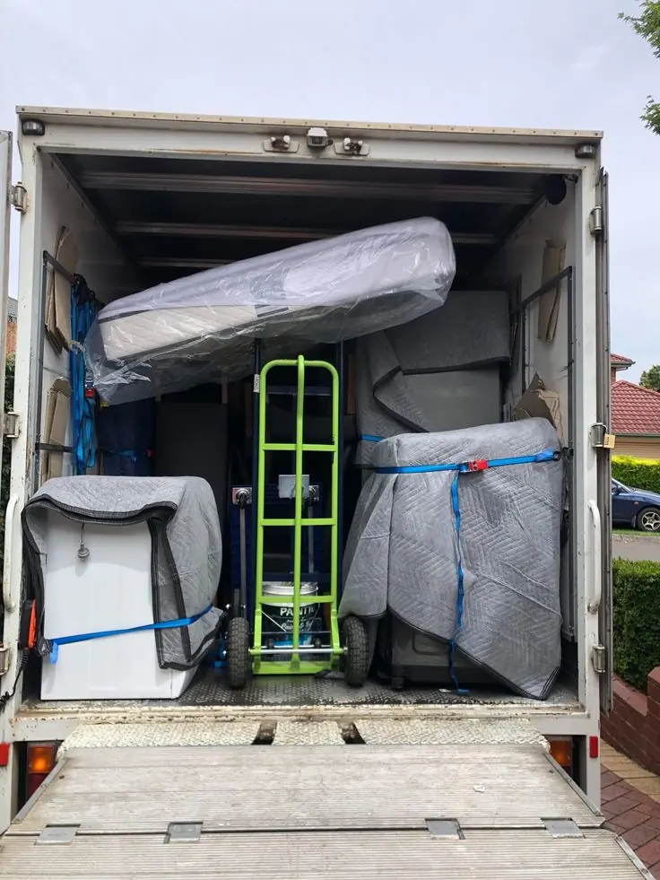Transporter von Fifen Logistik beim Beladen – Räumung und Abtransport in Bienenbüttel